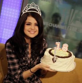 http://i1121.photobucket.com/albums/l505/hot_rockstar/Selena_Gomez_July22main.jpg