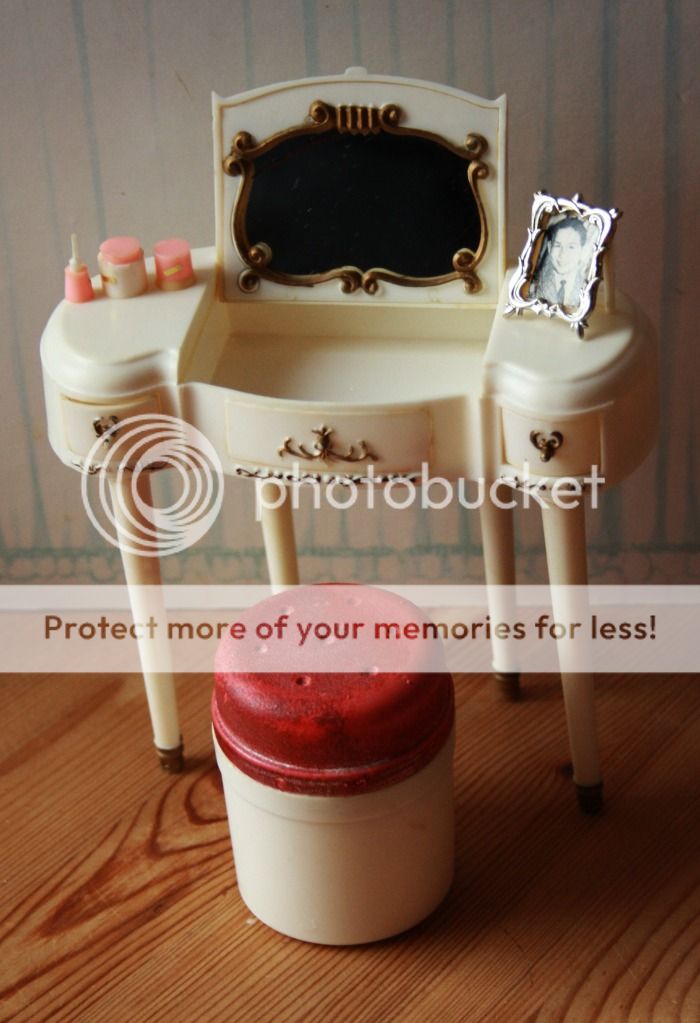 VINTAGE MARX VANITY DRESSING TABLE with STOOL & Accessories for SINDY 