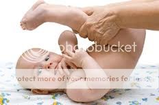 estimulacion temprana masajes estirar cuerpo del bebe