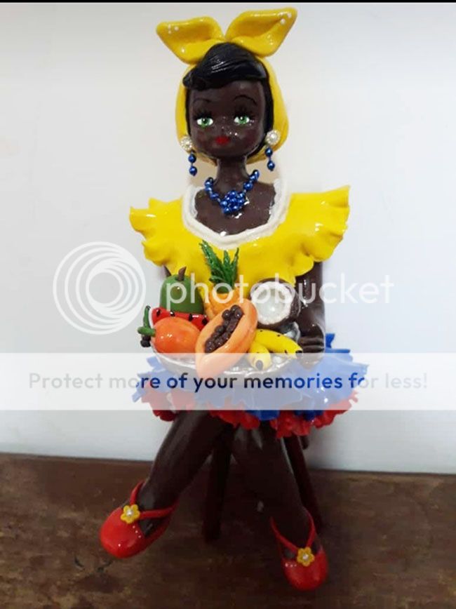 muñeca con silla en porcelanicron trajes tipicos